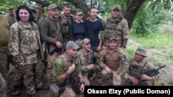 Підтримка та спілкування з військовими, за словами Вакарчука, допомагає йому психологічно