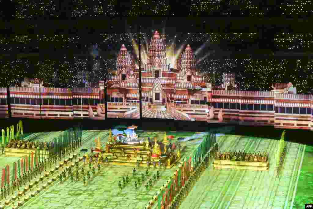 សិល្បករសម្តែងនៅក្នុងពិធីសម្ពោធព្រឹត្តិការណ៍ប្រកួតកីឡាស៊ីហ្គេមលើកទី ៣២ នៅពហុកីឡដ្ឋានជាតិមរតកតេជោ នៅរាជធានីភ្នំពេញ នៅថ្ងៃទី ៥ ខែឧសភា ឆ្នាំ ២០២៣។