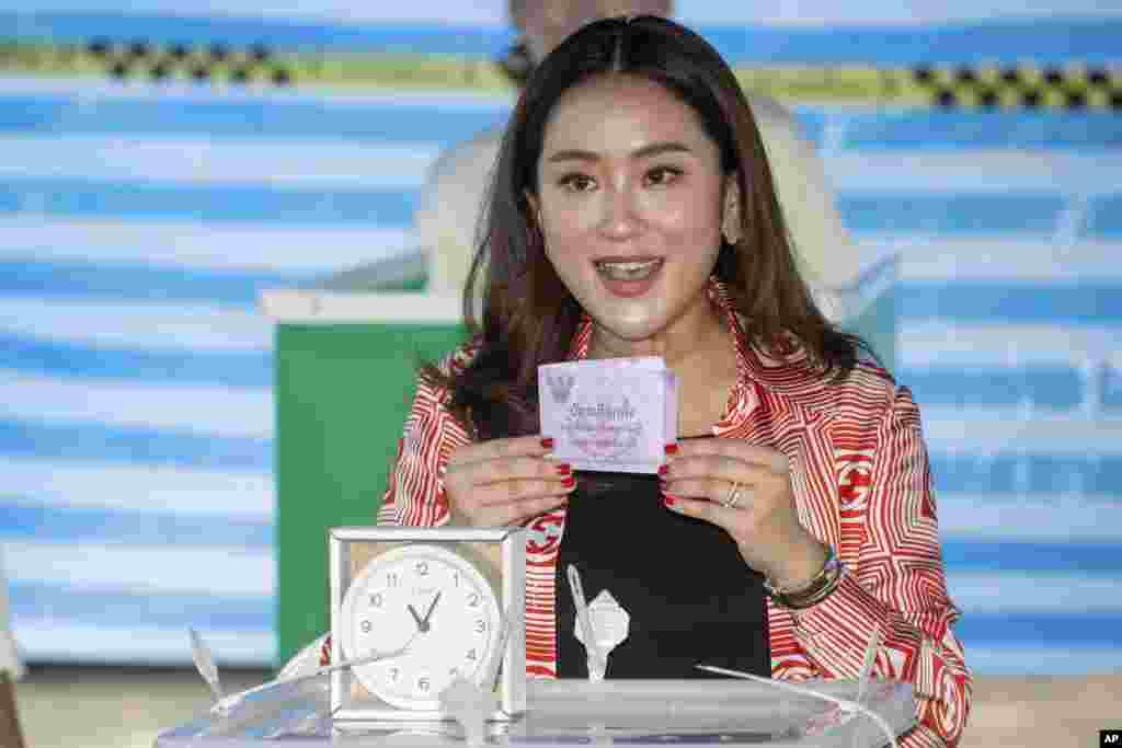អ្នកស្រី Paetongtarn Shinawatra បេក្ខជនម្នាក់នៃគណបក្ស Pheu Thai ចូលរួមបោះឆ្នោត សម្រាប់ការបោះឆ្នោតជាតិថៃ នៅទីក្រុងបាងកក ប្រទេសថៃ កាលពីថ្ងៃទី ១៤ ខែឧសភា ឆ្នាំ ២០២៣។ 