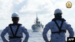 菲律賓武裝部隊與法新社聯合發佈於2024年8月7日拍攝的照片顯示，菲律賓海軍士兵在與美國、加拿大和澳大利亞在南中國海舉行的聯合軍演期間觀看行駛中的加拿大皇家海軍蒙特利爾號驅逐艦。