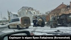 Скріншот із відео очевидця, на якому видно снаряд, що влучає в автомобіль американського волонтера Піта Ріда.
