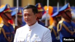 រូបឯកសារ៖ លោក ហ៊ុន ម៉ាណែត នៅពេលជាលោកជា​នាយករដ្ឋមន្ត្រីតែងតាំង ឈរនៅមុខរដ្ឋសភាជាតិ មុនពេលចូលរួមសម័យប្រជុំដំបូង សម្រាប់នីតិកាលទី ៧ នៃរដ្ឋសភា រាជធានីភ្នំពេញ ថ្ងៃទី២១ ខែសីហា ឆ្នាំ២០២៣។ 