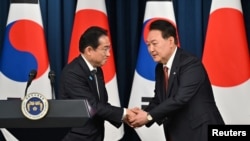 日本首相岸田文雄和南韓總統尹錫悅在首爾會晤後舉行聯合記者會。 （2023年5月7日）