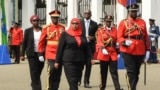 Rais Samia Suluhu Hassan akikagua gwaride la heshima, baada ya kuapishwa March 19, 2021. Picha na AFP. 