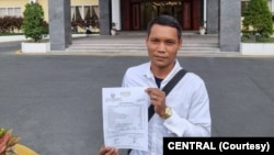 រូបឯកសារ៖ លោក ​ជា​ ចាន់ ប្រធាន​សហជីព​មូលដ្ឋាន​នៅរោង​ចក្រ​វីង ស្តារស៊ូ (Wing Star Shoes Co., Ltd) ក្នុង​ខេត្ត​កំពង់​ស្ពឺ។ (រូប​ថត​ផ្ដល់​ឱ្យ​ដោយ​អង្គការសង់ត្រាល់)