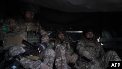 2023年3月9日，烏克蘭軍人乘坐卡車沿著從查西夫亞爾到頓涅茨克地區巴赫穆特的公路行駛。 （法新社照片）