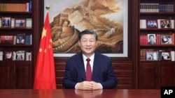 中共官媒新華社發布照片顯示，中國領導人習近平在北京發表新年賀詞（2023年12月31日）