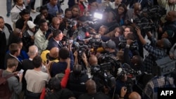 La DA a trouvé un accord de gouvernement avec l'ANC au pouvoir depuis trente ans, mais qui a perdu pour la première fois sa majorité absolue au Parlement. 