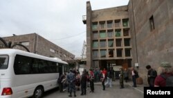 Беженцы из Нагорного Карабаха у центра временного размещения. Горис, Армения. 24 сентября 2024 г.
