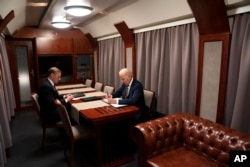 拜登總統在從烏克蘭前往波蘭的列車上與白宮國家安全顧問沙利文討論紀念烏克蘭戰爭爆發一週年的講話稿。（2023年2月20日）