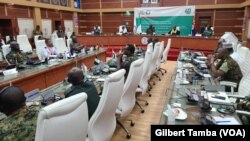 Fin de la réunion du Comité des chefs d'état-majors de la Cédéao sur la situation au Niger, à Abuja, le 4 août 2023. (VOA/Gilbert Tamba)