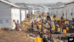 Des personnes déplacées par les combats entre les forces congolaises et les rebelles du M23 vivent dans un camp à la périphérie de Goma, en République démocratique du Congo, le 13 mars 2024.