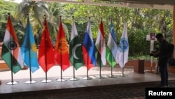 2023年的《上海合作組織》（the Shanghai Cooperation Organization，SCO）峰會將以視頻方式於7月4日召開。今年5月4日在印度果阿舉行了上合組織外長會議上，一位攝像記者在拍攝上合組織成員國的國旗。
