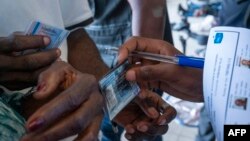 Dans un bureau de vote à Lubumbashi, le comptage est en cours à la lumière de téléphones portables.