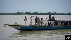 雅魯藏布江流經印度河段叫做“布拉馬普特拉河（Brahmaputra）”，圖為行駛在這條河上的印度民船。 （資料圖片）