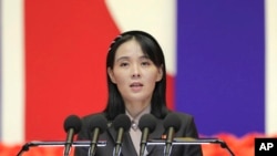 北韓政府發布的照片,圖中朝北韓導人金正恩的妹妹金與正(Kim Yo Jong)2022年8月10日在平壤舉行的抗擊新冠病毒的大會上講話。