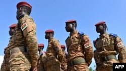 Des soldats burkinabés participent à une cérémonie de clôture d’un entraînement militaire à Jacqueville, en Côte d’Ivoire, le 14 mars 2023.