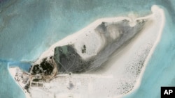 行星實驗室PBC(Planet Labs PBC)的衛星照片顯示2023年8月15日南中國海特里頓島(中國稱中建島)上似乎正在修建簡易機場。(Planet Labs PBC via AP)