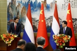荷蘭副首相兼外交大臣胡克斯特拉與中國外長秦剛在北京舉行聯合記者會。（2023年5月23日）