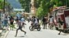 Des personnes fuient les gaz lacrymogènes alors qu'elles manifestent contre la hausse du coût de la vie à Petit-Goâve, en Haïti, le 14 septembre 2023. (Photo Richard PIERRIN / AFP)