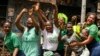 Des jeunes Sierraléonaises célèbrant la victoire de Julius Maada Bio à la présidentielle le 5 avril 2018. APTOPIX 