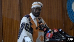 Devant le public conquis et bouillant de l'université de Dakar, Ousmane Sonko s'est livré à une vive critique de l'action passée et récente de l'Occident, de l'Europe et de la France.