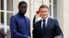 Le président sénégalais Bassirou Diomaye Faye serre la main du président français Emmanuel Macron à l'Élysée, le 20 juin 2024. AFP / Ludovic Marin