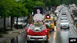 រថយន្ត​ដឹក​សព​របស់​មេទ័ព​មីយ៉ាន់ម៉ា​ដែលបាន​ប្រែ​ក្លាយជា​សកម្មជន​ប្រជាធិបតេយ្យ​លោក Tin Oo ធ្វើ​ដំណើរ​ទៅ​កន្លែង​បញ្ចុះ​សព​អំឡុង​ពេល​បុណ្យ​សព​របស់​លោក​នៅ​ក្នុង​ទីក្រុង Yangon ថ្ងៃទី៥ ខែ​មិថុនា ឆ្នាំ ២០២៤។