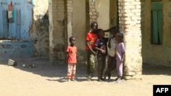 Watoto wa Sudan waliokoseshwa makazi wakiwa eneo la shule ambapo familia zao zimepewa hifadhi karibu na mji wa Gadaref katika nchi iliyotumbukia katika vita tangu Machi 6, 2024.