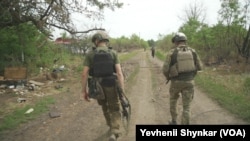 烏軍士兵走過烏克蘭斯托羅熱夫的交戰區。 (2023年6月23日)