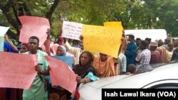 Les agriculteurs qui ont poursuivi les soldats de Jaji devant la Haute Cour de l'État de Kaduna. (VOA/Isah Lawal Ikara)