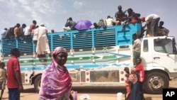 Watu wapanda kwenye lori dogo wakiondoka mjini Khartoum wakikimbia mapigano, Juni 19, 2023. Picha ya AP