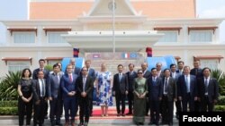 គណៈប្រតិភូរបស់សហភាពអឺរ៉ុប​ថតរូប​ជាមួយ​ជាមួយមន្ត្រី​រាជរដ្ឋាភិបាលកម្ពុជា ក្នុងអំឡុងទស្សនកិច្ចនៅរាជធានីភ្នំពេញ កាលពីថ្ងៃទី១២ ខែមីនា ឆ្នាំ២០២៤។ (Facebook/European Union in Cambodia)