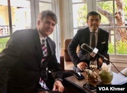 លោក Brian McFeeters នាយកគ្រប់គ្រងប្រចាំតំបន់របស់ក្រុមប្រឹក្សាធុរកិច្ចអាមេរិក-អាស៊ាន និងលោក Jack Myint នាយកគ្រប់គ្រងប្រចាំប្រទេសរបស់ក្រុមប្រឹក្សាធុរកិច្ចសម្រាប់ប្រទេសកម្ពុជា ឡាវ និងមីយ៉ាន់ម៉ា ផ្តល់បទសម្ភាសន៍ដល់វីអូអេ នៅរាជធានីភ្នំពេញ។