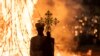 Un Grand Prêtre présente une croix devant un feu de joie lors des célébrations des vacances orthodoxes éthiopiennes de Meskel à Addis-Abeba le 27 septembre 2023.