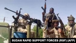 Des combattants à l'arrière d'un véhicule dans le district du Nil oriental de l'agglomération de Khartoum, au Soudan, le 23 avril 2023.