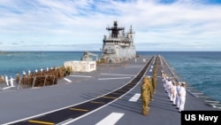 2022年6月28日,澳大利亞皇家海軍堪培拉號兩棲攻擊艦(HMAS Canberra）的官兵在駛往美國夏威夷珍珠港期間在甲板列隊集合。