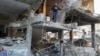 Des Palestiniens quittent une maison touchée par une frappe israélienne, à Rafah, dans le sud de la bande de Gaza, le 9 mai 2024. (REUTERS/Hatem Khaled)