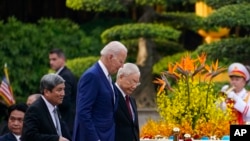 Presidenti Joe Biden në ceremoninë e mirëpritjes nga Sekretari i Përgjithshëm i Partisë Komuniste
Nguyễn Phú Trọng në Pallatin Presidencial në Hanoi, Vietnam 10 shtator 2023
