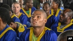 Des hommes accusés d'avoir joué un rôle dans une tentative de coup d'État en mai en RDC, 7 juin 2024 (AP)