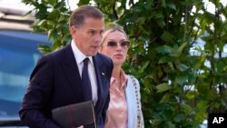 លោក Hunter Biden ជាមួយភរិយា លោកស្រី Melissa Cohen Biden នៅតុលាការសហព័ន្ធនៅទីក្រុង Wilmington រដ្ឋ Delaware ថ្ងៃទី៤ ខែមិថុនា ឆ្នាំ២០២៤។