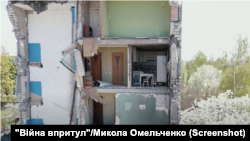 Зруйнована росіянами багатоповерхівка. Скриншот відео проекту "Війна впритул"/Микола Омельченко.