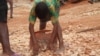 Enfants travaillant dans une carrière de sable et de gravier au Bénin.