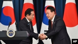 2023年5月7日，南韓國總統尹錫悅和日本首相岸田文雄在首爾南韓總統辦公樓舉行雙方會談後召開的聯合記者會上相互握手致意。