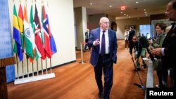 Російський посол Василь Небензя вчергове заявив, що "колективний захід" не дозволяє Україні вести з Росією мирні перемовини, і закликав припинити поставки зброї
