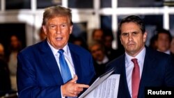Rais wa zamani Marekani Donald Trump (L) akiwa na wakili wake wa utetezi Todd Blanche mjini New York. May 20, 2024.