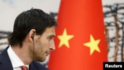 荷蘭副首相兼外交大臣胡克斯特拉與中國外長秦剛在北京舉行聯合記者會。（2023年5月23日）