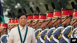 菲律賓總統費迪南德·小馬科斯（Ferdinand Marcos Jr.）出席在阿吉納爾多軍事總部舉行的菲律賓武裝部隊成立88週年紀念活動上視察軍隊。（2023年12月21日）