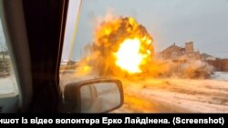Момент вибуху автомобіля в Бахмуті, внаслідок якого загинув американський волонтер Піт Рід.