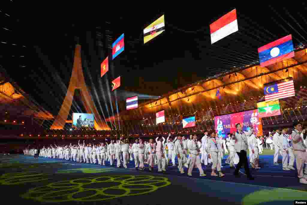 ក្រុមកីឡាករ កីឡាការិនី ចូលរួមក្នុងពិធីបិទជាស្ថាពរនៃព្រឹត្តិការណ៍ប្រកួតកីឡាស៊ីហ្គេមលើកទី ៣២ និងអាស៊ានប៉ារ៉ាហ្គេមលើកទី ១២ នៅពហុកីឡដ្ឋានមរតកតេជា ក្នុងរាជធានីភ្នំពេញ កាលពីថ្ងៃទី ១៧ ខែឧសភា ឆ្នាំ ២០២៣។